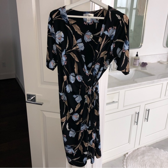 *Gently Used* Floral Wrap Maternity Dress - Picture 1 of 7
